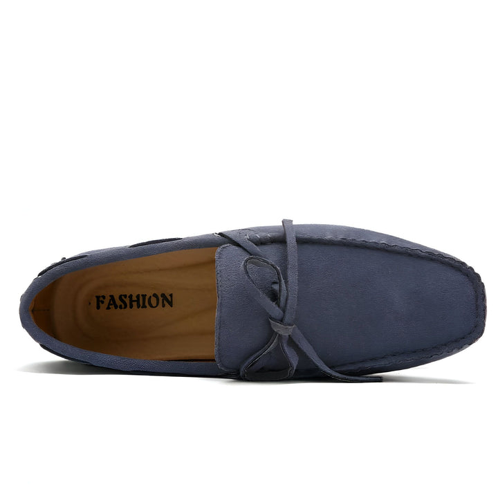 Vue de dessus d'un mocassin bleu en daim avec des lacets décoratifs. Chaussure décontractée pour homme, style tendance et confortable., 45287105790133,45287105822901,45287105855669,45287105888437,45287105921205,45287105953973,45287105986741,45287106019509,45287106052277,45287106085045,45287106117813,45287106150581,45287106183349,45287106216117,45287106248885,45287106281653,45287106314421,45287106347189,45287106379957,45287106412725,45287106445493,45287106478261,45287106511029,45287106543797,45287106576
