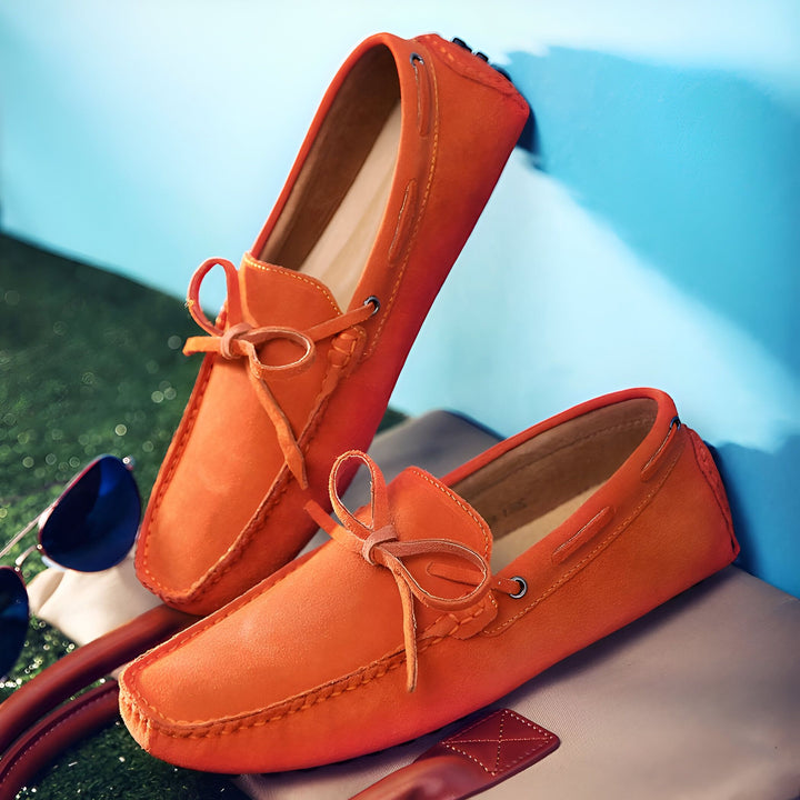 Mocassins orange en daim avec lacets, posés sur un sac de voyage avec des lunettes de soleil à côté. Chaussures élégantes et décontractées pour homme., 45287105790133,45287105822901,45287105855669,45287105888437,45287105921205,45287105953973,45287105986741,45287106019509,45287106052277,45287106085045,45287106117813,45287106150581,45287106183349,45287106216117,45287106248885,45287106281653,45287106314421,45287106347189,45287106379957,45287106412725,45287106445493,45287106478261,45287106511029,45287