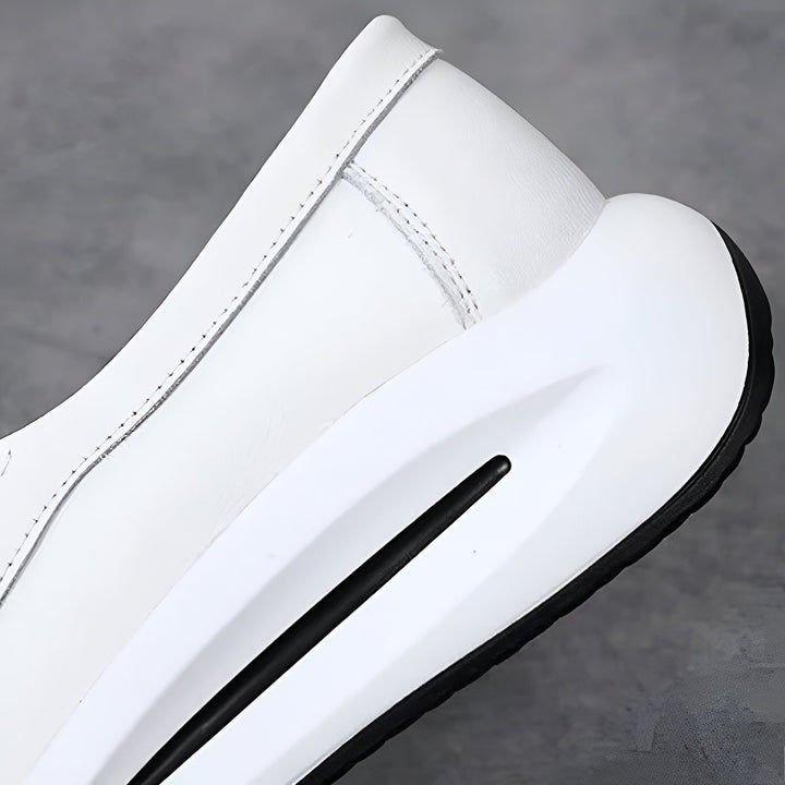 Détail d'une basket blanche en cuir avec semelle épaisse noire et blanche. Chaussure de sport tendance., 45286645989557,45286646022325,45286646055093,45286646087861,45286646120629,45286646153397,45286646186165,45286646218933,45286646251701,45286646284469,45286646317237,45286646350005,45286646382773,45286646415541