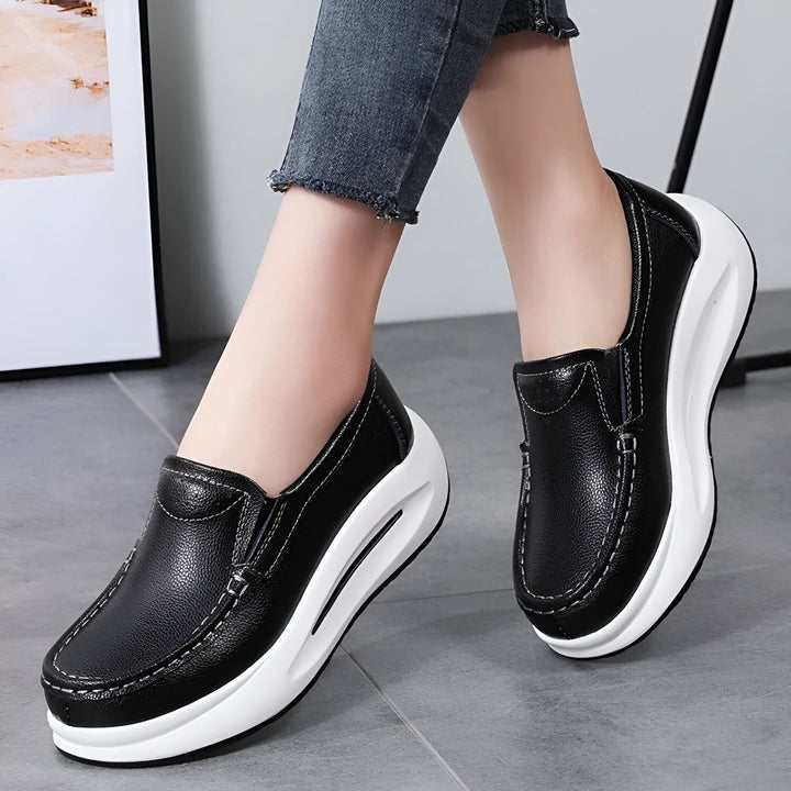 Gros plan sur des mocassins noirs pour femmes avec une semelle épaisse blanche, portés avec un jean gris délavé. Chaussures de tous les jours, confortables et tendance., 45286645989557,45286646022325,45286646055093,45286646087861,45286646120629,45286646153397,45286646186165,45286646218933,45286646251701,45286646284469,45286646317237,45286646350005,45286646382773,45286646415541
