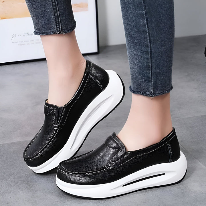 Chaussures décontractées noires en cuir portées avec un jean gris. Mocassins à plateforme blanche confortables pour femmes. Mode et style féminin., 45286645989557,45286646022325,45286646055093,45286646087861,45286646120629,45286646153397,45286646186165,45286646218933,45286646251701,45286646284469,45286646317237,45286646350005,45286646382773,45286646415541
