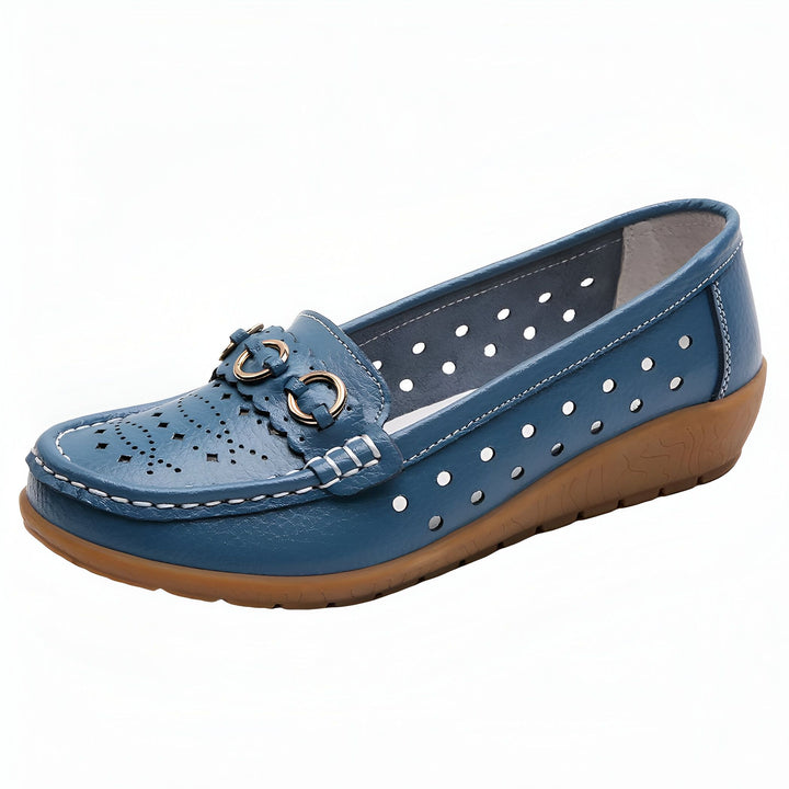 Mocassin bleu ajouré en cuir avec ornements dorés et semelle marron. Chaussure d'été confortable et élégante., 45286795280565,45286795313333,45286795346101,45286795378869,45286795411637,45286795444405,45286795477173,45286795509941,45286795542709,45286795575477,45286795608245,45286795641013,45286795673781,45286795706549,45286795739317,45286795772085,45286795804853,45286795837621,45286795870389,45286795903157,45286795935925,45286795968693,45286796001461,45286796034229,45286796066997,45286796099765,452