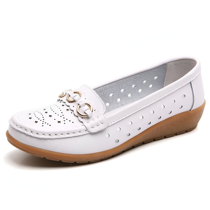 Mocassin blanc pour femmes, avec détails perforés et ornements dorés. Chaussure plate et confortable, idéale pour le printemps et l'été. Semelle marron clair., 45286795280565,45286795313333,45286795346101,45286795378869,45286795411637,45286795444405,45286795477173,45286795509941,45286795542709,45286795575477,45286795608245,45286795641013,45286795673781,45286795706549,45286795739317,45286795772085,45286795804853,45286795837621,45286795870389,45286795903157,45286795935925,45286795968693,45286796001461