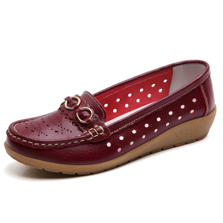 Mocassin femme bordeaux en cuir, perforations décoratives, détails dorés sur le dessus. Chaussure confortable et élégante., 45286795280565,45286795313333,45286795346101,45286795378869,45286795411637,45286795444405,45286795477173,45286795509941,45286795542709,45286795575477,45286795608245,45286795641013,45286795673781,45286795706549,45286795739317,45286795772085,45286795804853,45286795837621,45286795870389,45286795903157,45286795935925,45286795968693,45286796001461,45286796034229,45286796066997,452867