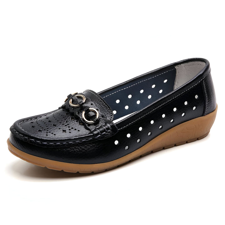 Mocassin noir perforé pour femme, avec détails dorés et semelle marron. Chaussure en cuir confortable et élégante, idéale pour le printemps et l'été., 45286795280565,45286795313333,45286795346101,45286795378869,45286795411637,45286795444405,45286795477173,45286795509941,45286795542709,45286795575477,45286795608245,45286795641013,45286795673781,45286795706549,45286795739317,45286795772085,45286795804853,45286795837621,45286795870389,45286795903157,45286795935925,45286795968693,45286796001461,452867