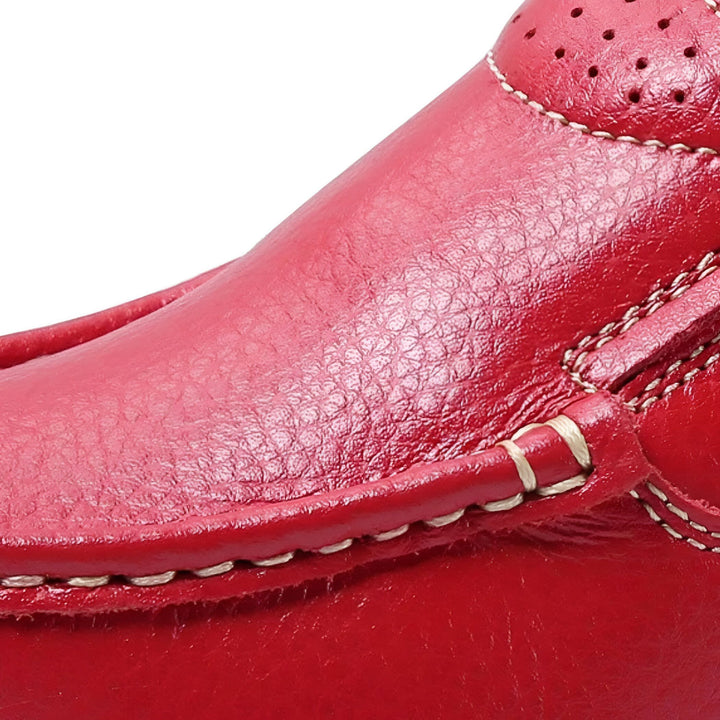 Gros plan d'un mocassin en cuir rouge. Détails de couture et perforations sur le dessus. Chaussure élégante et confortable., 45286649888949,45286649921717,45286649954485,45286649987253,45286650020021,45286650052789,45286650085557,45286650118325,45286650151093,45286650183861,45286650216629,45286650249397,45286650282165,45286650314933,45286650347701,45286650380469,45286650413237,45286650446005,45286650478773,45286650511541,45286650544309,45286650577077,45286650609845,45286650642613,45286650675381,4528665