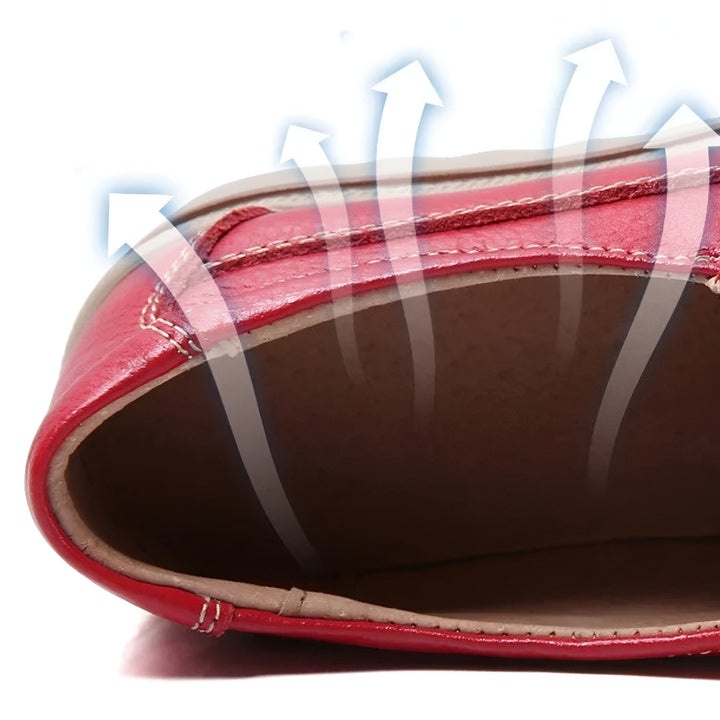 Gros plan d'une chaussure rouge en cuir, montrant la respirabilité grâce à des flèches blanches. Conception aérée pour le confort., 45286649888949,45286649921717,45286649954485,45286649987253,45286650020021,45286650052789,45286650085557,45286650118325,45286650151093,45286650183861,45286650216629,45286650249397,45286650282165,45286650314933,45286650347701,45286650380469,45286650413237,45286650446005,45286650478773,45286650511541,45286650544309,45286650577077,45286650609845,45286650642613,452866506753