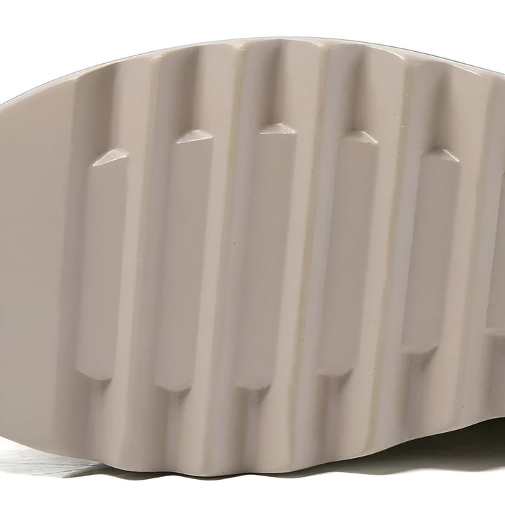 Gros plan de la semelle d'une chaussure beige, avec des rainures verticales profondes pour l'adhérence et un design moderne et utilitaire., 45286649888949,45286649921717,45286649954485,45286649987253,45286650020021,45286650052789,45286650085557,45286650118325,45286650151093,45286650183861,45286650216629,45286650249397,45286650282165,45286650314933,45286650347701,45286650380469,45286650413237,45286650446005,45286650478773,45286650511541,45286650544309,45286650577077,45286650609845,45286650642613,452866506