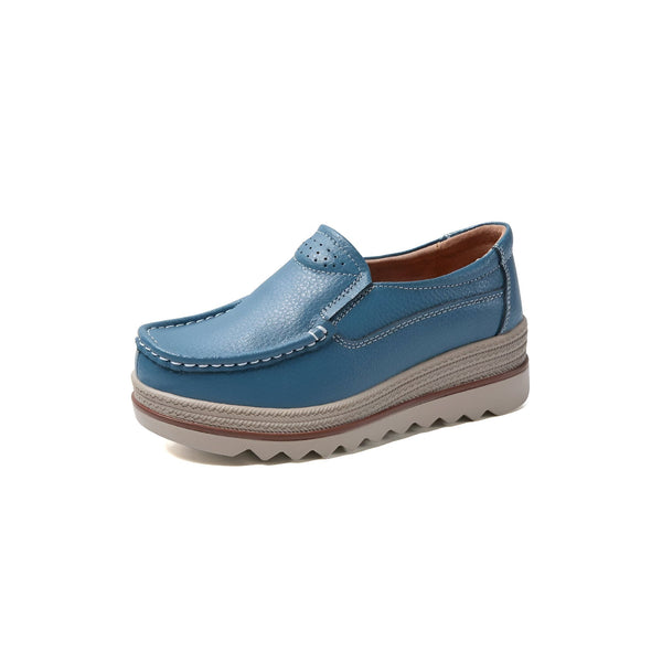 Mocassin compensé bleu en cuir pour femme. Chaussure décontractée confortable avec semelle plateforme épaisse et perforations décoratives. Idéal pour le quotidien avec son style élégant et son confort optimal., 45286649888949,45286649921717,45286649954485,45286649987253,45286650020021,45286650052789,45286650085557,45286650118325,45286650151093,45286650183861,45286650216629,45286650249397,45286650282165,45286650314933,45286650347701,45286650380469,45286650413237,45286650446005,45286650478773,452866