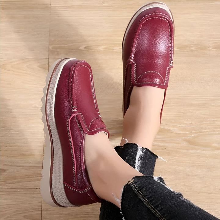 Vue rapprochée de mocassins bordeaux en cuir portés, avec semelles épaisses blanches. Chaussures élégantes et confortables., 45286649888949,45286649921717,45286649954485,45286649987253,45286650020021,45286650052789,45286650085557,45286650118325,45286650151093,45286650183861,45286650216629,45286650249397,45286650282165,45286650314933,45286650347701,45286650380469,45286650413237,45286650446005,45286650478773,45286650511541,45286650544309,45286650577077,45286650609845,45286650642613,45286650675381,45286