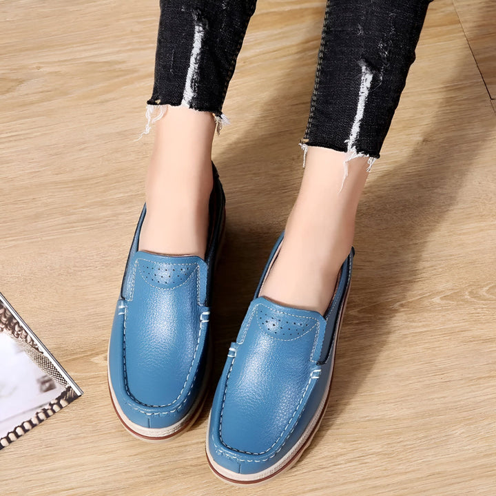 Gros plan sur des mocassins en cuir bleu ciel aux pieds d'une femme portant un jean noir délavé. Chaussures décontractées confortables, parfaites pour le quotidien., 45286649888949,45286649921717,45286649954485,45286649987253,45286650020021,45286650052789,45286650085557,45286650118325,45286650151093,45286650183861,45286650216629,45286650249397,45286650282165,45286650314933,45286650347701,45286650380469,45286650413237,45286650446005,45286650478773,45286650511541,45286650544309,45286650577077,4528665060