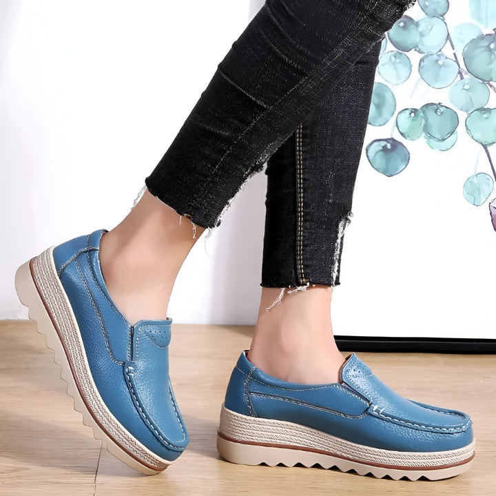 Chaussures bateau bleues en cuir portées avec un jean noir. Détail des mocassins plateforme confortables. Style décontracté et élégant., 45286649888949,45286649921717,45286649954485,45286649987253,45286650020021,45286650052789,45286650085557,45286650118325,45286650151093,45286650183861,45286650216629,45286650249397,45286650282165,45286650314933,45286650347701,45286650380469,45286650413237,45286650446005,45286650478773,45286650511541,45286650544309,45286650577077,45286650609845,45286650642613,4528665
