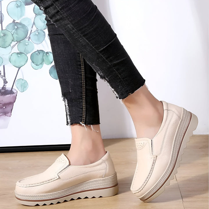 Gros plan sur des chaussures beiges à plateforme portées avec un jean noir déchiré. Chaussures confortables et élégantes. Mode femme, chaussures décontractées., 45286649888949,45286649921717,45286649954485,45286649987253,45286650020021,45286650052789,45286650085557,45286650118325,45286650151093,45286650183861,45286650216629,45286650249397,45286650282165,45286650314933,45286650347701,45286650380469,45286650413237,45286650446005,45286650478773,45286650511541,45286650544309,45286650577077,45286650609