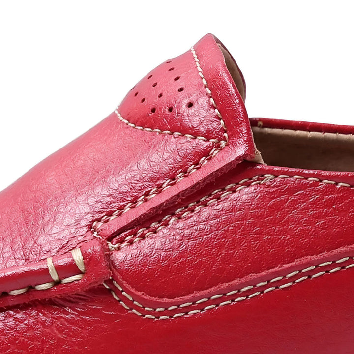 Gros plan d'un mocassin rouge en cuir avec des coutures blanches contrastantes. On peut voir des détails perforés sur le dessus de la chaussure., 45286649888949,45286649921717,45286649954485,45286649987253,45286650020021,45286650052789,45286650085557,45286650118325,45286650151093,45286650183861,45286650216629,45286650249397,45286650282165,45286650314933,45286650347701,45286650380469,45286650413237,45286650446005,45286650478773,45286650511541,45286650544309,45286650577077,45286650609845,45286650642613,45