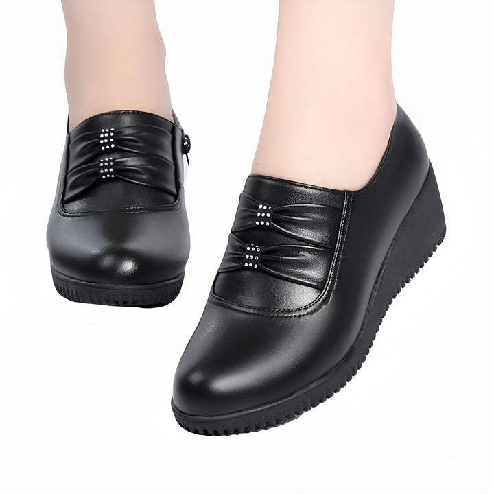 Chaussures pour femmes en cuir noir avec talon compensé et ornements décoratifs brillants. Mocassins élégants et confortables., 45286793347253,45286793380021,45286793412789,45286793445557,45286793478325,45286793511093,45286793543861