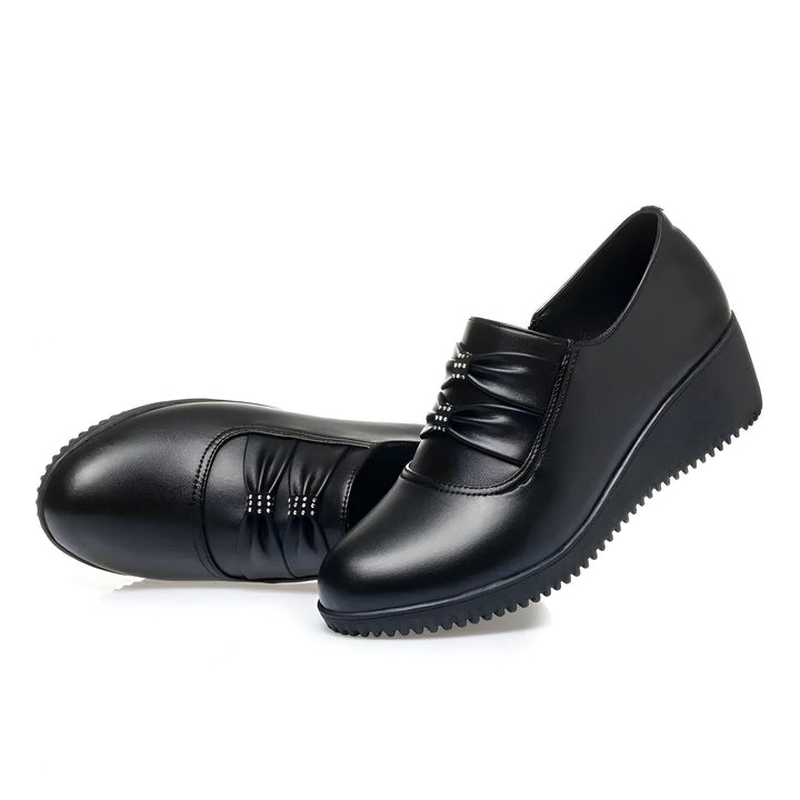 Chaussures en cuir noir pour femme, avec un petit talon compensé. Design plissé et orné de petits détails brillants sur le dessus. Chaussures confortables et élégantes., 45286793347253,45286793380021,45286793412789,45286793445557,45286793478325,45286793511093,45286793543861