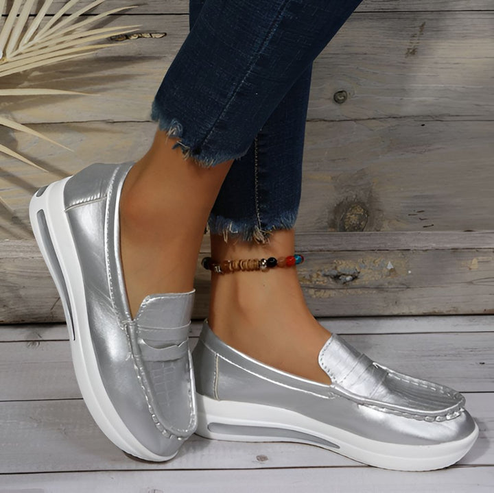 Chaussures bateau argentées portées avec un jean et une cheville ornée d'un bracelet de perles colorées, style décontracté et tendance., 45286870778037,45286870810805,45286870843573,45286870876341,45286870909109,45286870941877,45286870974645,45286871007413,45286871040181,45286871072949,45286871105717,45286871138485,45286871171253,45286871204021,45286871236789,45286871269557,45286871302325,45286871335093,45286871367861,45286871400629,45286871433397,45286871466165,45286871498933,45286871531701,4528687