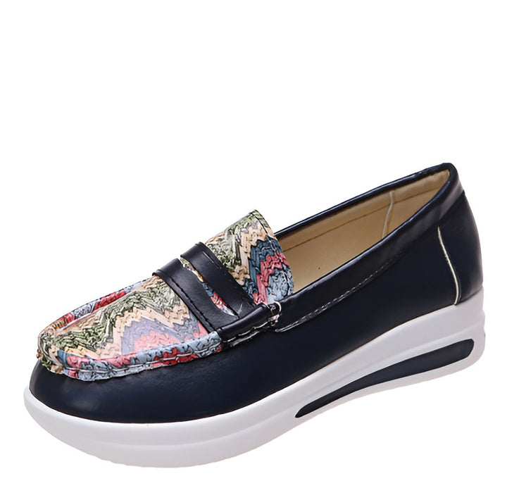 Mocassin compensé bleu marine et imprimé ethnique. Chaussure plate décontractée avec semelle blanche épaisse pour femme., 45286870778037,45286870810805,45286870843573,45286870876341,45286870909109,45286870941877,45286870974645,45286871007413,45286871040181,45286871072949,45286871105717,45286871138485,45286871171253,45286871204021,45286871236789,45286871269557,45286871302325,45286871335093,45286871367861,45286871400629,45286871433397,45286871466165,45286871498933,45286871531701,45286871564469,45286871