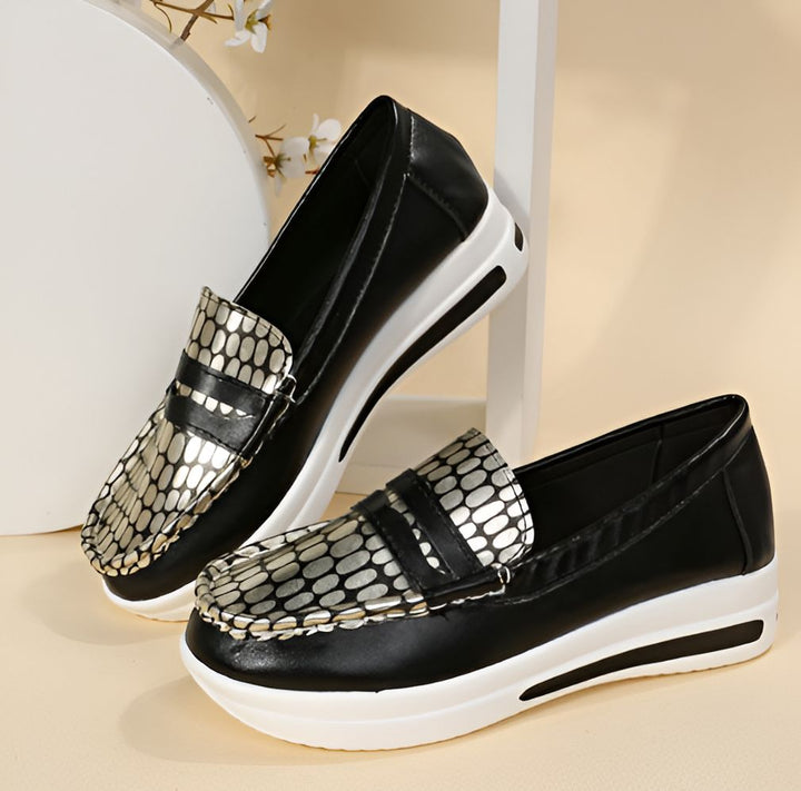 Mocassins compensés noirs et argentés pour femmes. Chaussures plates élégantes avec motif écaille. Semelle blanche confortable. Idéal pour un look décontracté et tendance., 45286870778037,45286870810805,45286870843573,45286870876341,45286870909109,45286870941877,45286870974645,45286871007413,45286871040181,45286871072949,45286871105717,45286871138485,45286871171253,45286871204021,45286871236789,45286871269557,45286871302325,45286871335093,45286871367861,45286871400629,45286871433397,45286871466165