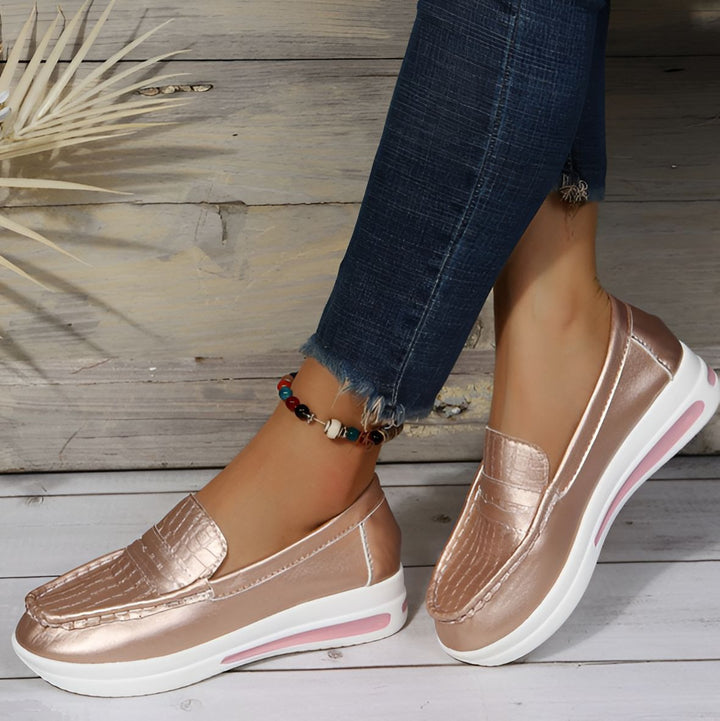 Mocassins rose gold à plateforme blanche et semelle rose, portés avec un jean et une cheville ornée d'une chaîne de perles. Chaussures confortables et élégantes., 45286870778037,45286870810805,45286870843573,45286870876341,45286870909109,45286870941877,45286870974645,45286871007413,45286871040181,45286871072949,45286871105717,45286871138485,45286871171253,45286871204021,45286871236789,45286871269557,45286871302325,45286871335093,45286871367861,45286871400629,45286871433397,45286871466165,45286871498