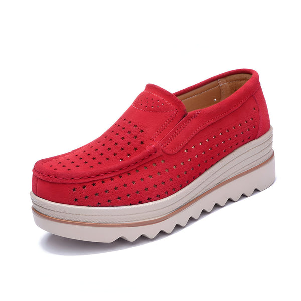 Mocassin rouge en daim avec semelle compensée épaisse. Chaussure décontractée pour femme, perforée d'étoiles. Mode confortable et élégante., 45286791872693,45286791905461,45286791938229,45286791970997,45286792003765,45286792036533,45286792069301,45286792102069,45286792134837,45286792167605,45286792200373,45286792233141,45286792265909,45286792298677,45286792331445,45286792364213,45286792396981,45286792429749,45286792462517,45286792495285,45286792528053,45286792560821,45286792593589,45286792626357,4