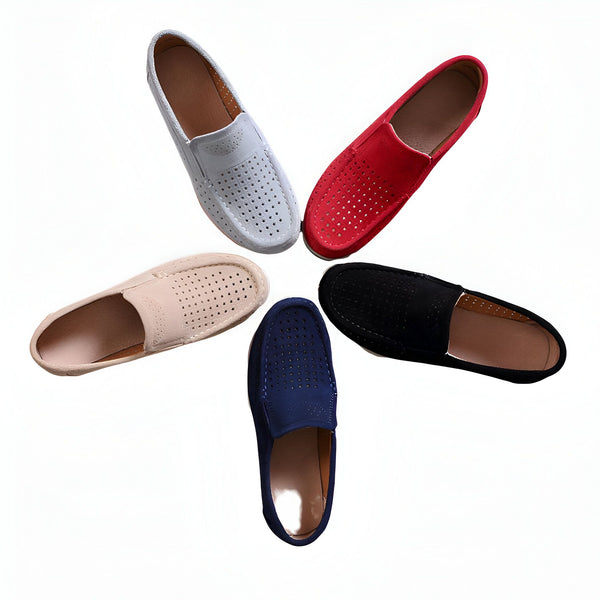 Mocassins d'été pour hommes en cinq couleurs (bleu marine, beige, gris, rouge et noir) disposés en cercle sur un fond blanc. Chaussures à enfiler légères et aérées avec perforations., 45286791872693,45286791905461,45286791938229,45286791970997,45286792003765,45286792036533,45286792069301,45286792102069,45286792134837,45286792167605,45286792200373,45286792233141,45286792265909,45286792298677,45286792331445,45286792364213,45286792396981,45286792429749,45286792462517,45286792495285,45286792528053,452