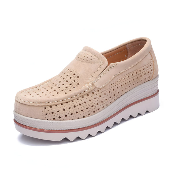 Mocassin compensé beige en daim avec perforations en forme d'étoiles. Chaussure confortable et élégante pour femme. Semelle compensée tendance., 45286791872693,45286791905461,45286791938229,45286791970997,45286792003765,45286792036533,45286792069301,45286792102069,45286792134837,45286792167605,45286792200373,45286792233141,45286792265909,45286792298677,45286792331445,45286792364213,45286792396981,45286792429749,45286792462517,45286792495285,45286792528053,45286792560821,45286792593589,45286792626357,