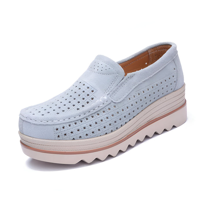Mocassin compensé bleu ciel en daim avec perforations en forme d'étoiles. Chaussure d'été décontractée et confortable., 45286791872693,45286791905461,45286791938229,45286791970997,45286792003765,45286792036533,45286792069301,45286792102069,45286792134837,45286792167605,45286792200373,45286792233141,45286792265909,45286792298677,45286792331445,45286792364213,45286792396981,45286792429749,45286792462517,45286792495285,45286792528053,45286792560821,45286792593589,45286792626357,45286792659125,452867926