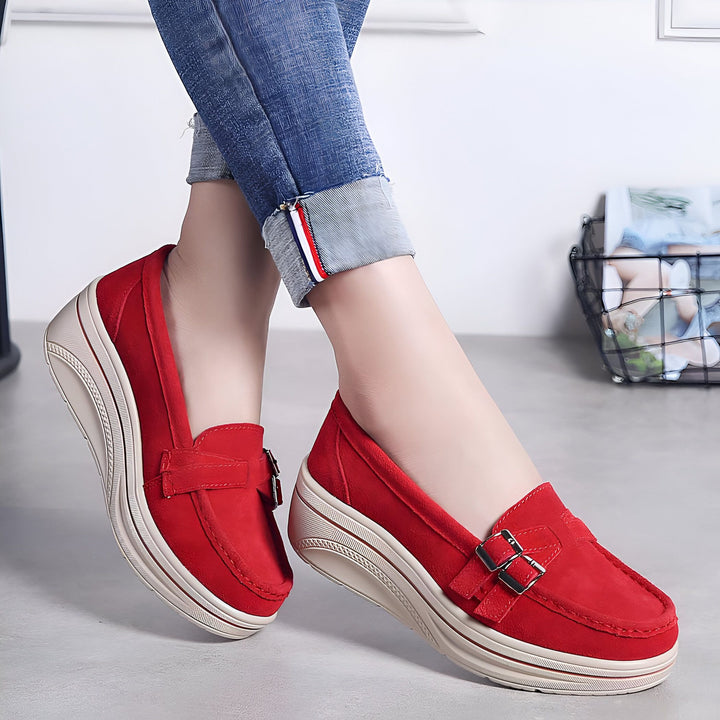Mocassins rouges compensés pour femmes, style décontracté avec boucle, portés avec un jean bleu retroussé., 45286912786613,45286912819381,45286912852149,45286912884917,45286912917685,45286912950453,45286912983221,45286913015989,45286913048757,45286913081525,45286913114293,45286913147061,45286913179829,45286913212597,45286913245365,45286913278133,45286913310901,45286913343669,45286913376437,45286913409205,45286913441973,45286913474741,45286913507509,45286913540277,45286913573045,45286913605813,4528691