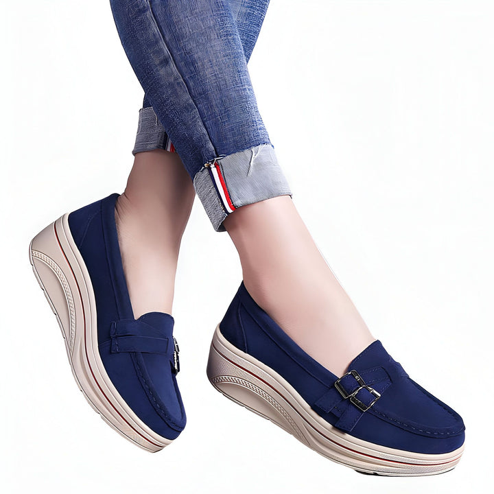 Mocassins compensés bleu marine pour femme, détail de boucle argentée, portés avec un jean retroussé. Chaussures confortables et élégantes., 45286912786613,45286912819381,45286912852149,45286912884917,45286912917685,45286912950453,45286912983221,45286913015989,45286913048757,45286913081525,45286913114293,45286913147061,45286913179829,45286913212597,45286913245365,45286913278133,45286913310901,45286913343669,45286913376437,45286913409205,45286913441973,45286913474741,45286913507509,45286913540277,45