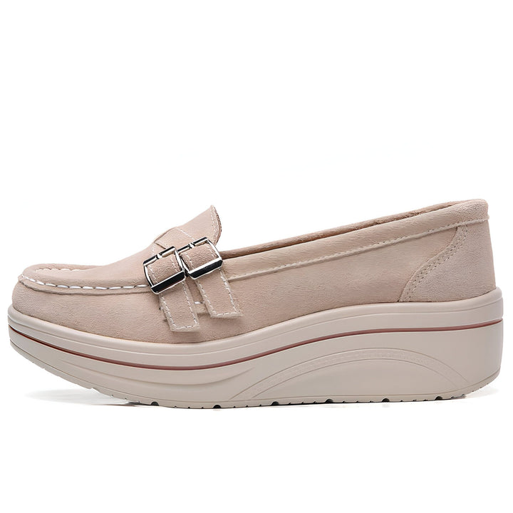 Mocassin beige pour femme avec plateforme compensée. La chaussure est en daim avec une boucle décorative argentée. Style décontracté et confortable., 45286912786613,45286912819381,45286912852149,45286912884917,45286912917685,45286912950453,45286912983221,45286913015989,45286913048757,45286913081525,45286913114293,45286913147061,45286913179829,45286913212597,45286913245365,45286913278133,45286913310901,45286913343669,45286913376437,45286913409205,45286913441973,45286913474741,45286913507509,4528691354
