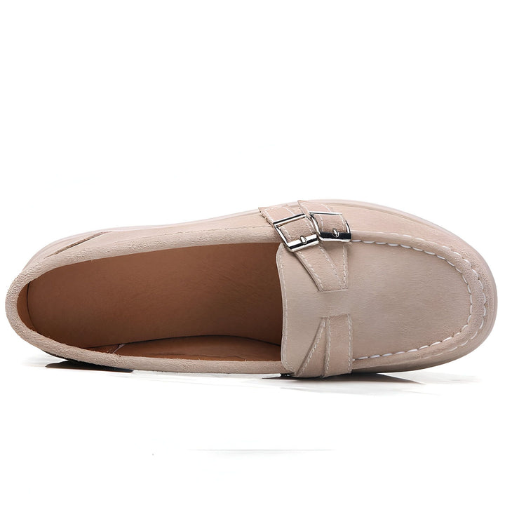 Vue en dessous d'un mocassin beige en daim avec boucle métallique argentée. Chaussure confortable et élégante., 45286912786613,45286912819381,45286912852149,45286912884917,45286912917685,45286912950453,45286912983221,45286913015989,45286913048757,45286913081525,45286913114293,45286913147061,45286913179829,45286913212597,45286913245365,45286913278133,45286913310901,45286913343669,45286913376437,45286913409205,45286913441973,45286913474741,45286913507509,45286913540277,45286913573045,45286913605813,4528