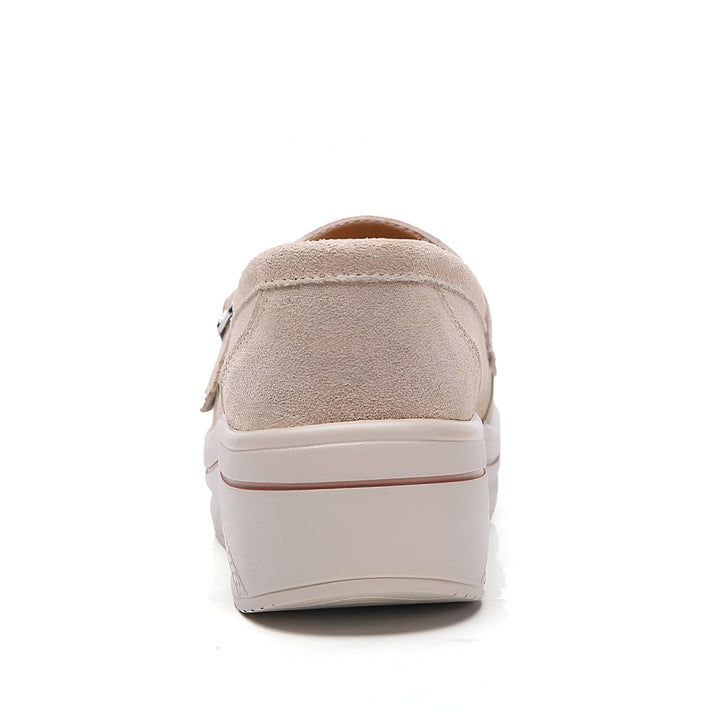 Vue arrière d'une chaussure plate beige à semelle compensée, style mocassin décontracté, idéale pour un look confortable et tendance. Détails en daim., 45286912786613,45286912819381,45286912852149,45286912884917,45286912917685,45286912950453,45286912983221,45286913015989,45286913048757,45286913081525,45286913114293,45286913147061,45286913179829,45286913212597,45286913245365,45286913278133,45286913310901,45286913343669,45286913376437,45286913409205,45286913441973,45286913474741,45286913507509,452869