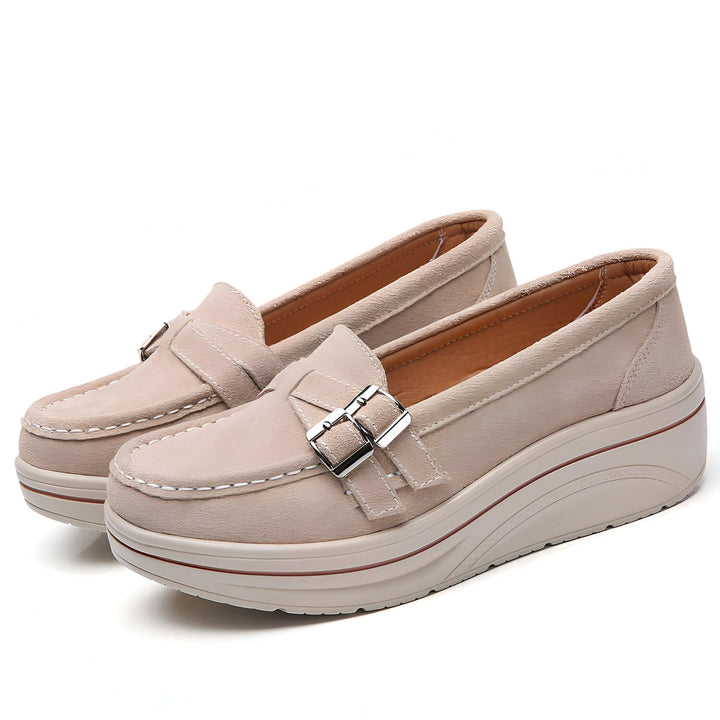 Mocassins compensés beiges avec boucle argentée, style décontracté et confortable. Chaussures femme en daim., 45286912786613,45286912819381,45286912852149,45286912884917,45286912917685,45286912950453,45286912983221,45286913015989,45286913048757,45286913081525,45286913114293,45286913147061,45286913179829,45286913212597,45286913245365,45286913278133,45286913310901,45286913343669,45286913376437,45286913409205,45286913441973,45286913474741,45286913507509,45286913540277,45286913573045,45286913605813,452869