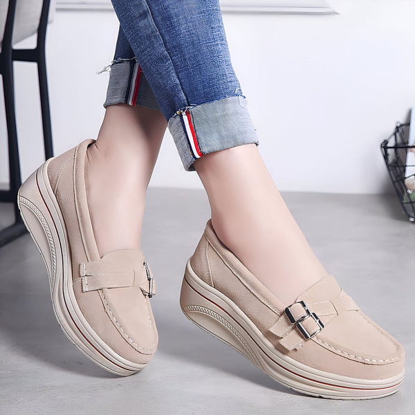 Gros plan sur une personne portant des mocassins compensés beiges avec une boucle décorative, associés à un jean retroussé. Chaussures confortables et élégantes pour un look décontracté., 45286912786613,45286912819381,45286912852149,45286912884917,45286912917685,45286912950453,45286912983221,45286913015989,45286913048757,45286913081525,45286913114293,45286913147061,45286913179829,45286913212597,45286913245365,45286913278133,45286913310901,45286913343669,45286913376437,45286913409205,4528691344197