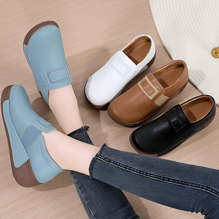 Chaussures de ville pour femmes en cuir de différentes couleurs (bleu, blanc, marron, noir) sur un plancher en bois. Détail d'une personne portant le modèle bleu avec un jean. Idéal pour le travail ou une tenue décontractée et confortable., 45286646448309,45286646481077,45286646513845,45286646546613,45286646579381,45286646612149,45286646644917,45286646677685,45286646710453,45286646743221,45286646775989,45286646808757,45286646841525,45286646874293,45286646907061,45286646939829,45286646972597,45286647