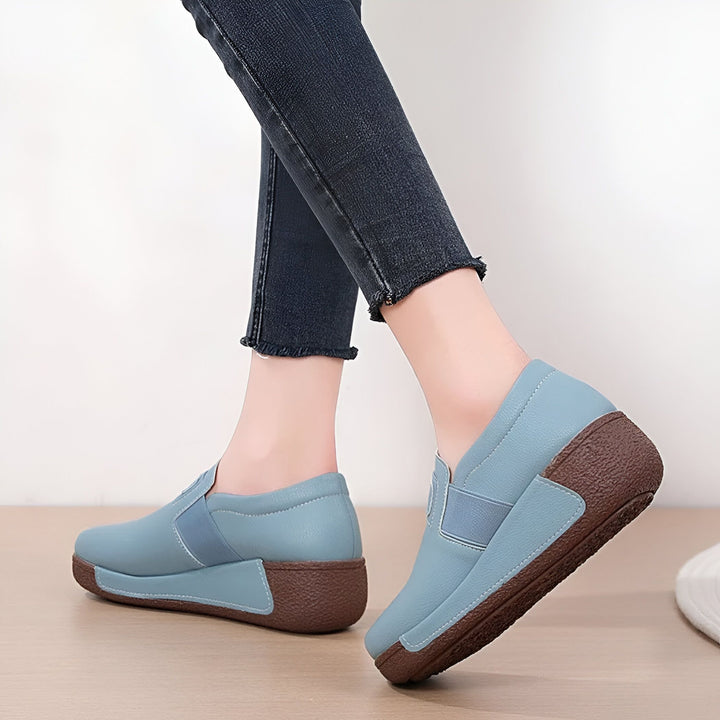 Image de chaussures de femme bleu ciel en cuir avec semelle compensée marron. Les chaussures sont portées avec un jean gris foncé., 45286646448309,45286646481077,45286646513845,45286646546613,45286646579381,45286646612149,45286646644917,45286646677685,45286646710453,45286646743221,45286646775989,45286646808757,45286646841525,45286646874293,45286646907061,45286646939829,45286646972597,45286647005365,45286647038133,45286647070901,45286647103669,45286647136437,45286647169205,45286647201973,45286647234741,