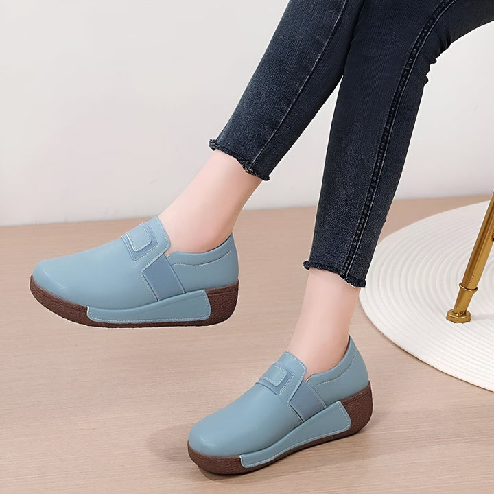 Image de chaussures plates en cuir bleu portées avec un jean. Chaussures décontractées confortables avec une semelle marron. Mode et style élégant., 45286646448309,45286646481077,45286646513845,45286646546613,45286646579381,45286646612149,45286646644917,45286646677685,45286646710453,45286646743221,45286646775989,45286646808757,45286646841525,45286646874293,45286646907061,45286646939829,45286646972597,45286647005365,45286647038133,45286647070901,45286647103669,45286647136437,45286647169205,45286647201