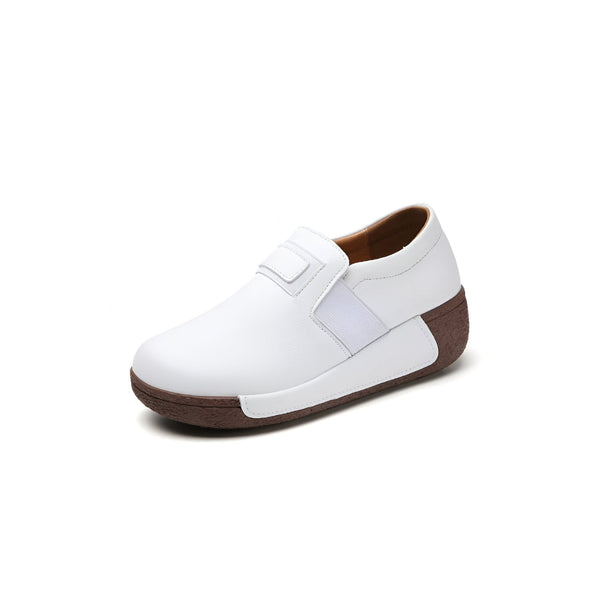 Chaussure blanche de style décontracté sans lacets avec une semelle compensée marron. Vue d'ensemble de la chaussure femme moderne et confortable., 45286646448309,45286646481077,45286646513845,45286646546613,45286646579381,45286646612149,45286646644917,45286646677685,45286646710453,45286646743221,45286646775989,45286646808757,45286646841525,45286646874293,45286646907061,45286646939829,45286646972597,45286647005365,45286647038133,45286647070901,45286647103669,45286647136437,45286647169205,45286647201973
