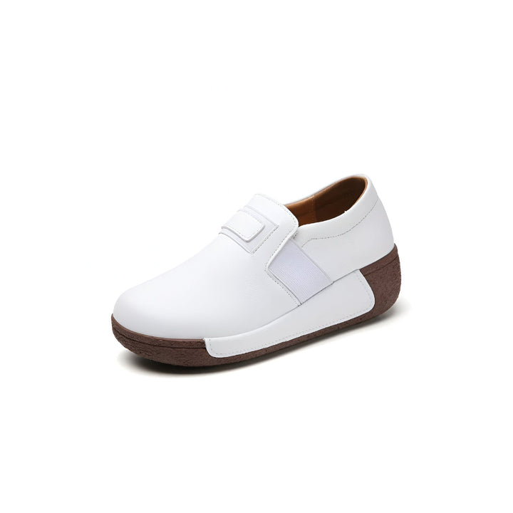 Chaussure blanche de style décontracté sans lacets avec une semelle compensée marron. Vue d'ensemble de la chaussure femme moderne et confortable., 45286646448309,45286646481077,45286646513845,45286646546613,45286646579381,45286646612149,45286646644917,45286646677685,45286646710453,45286646743221,45286646775989,45286646808757,45286646841525,45286646874293,45286646907061,45286646939829,45286646972597,45286647005365,45286647038133,45286647070901,45286647103669,45286647136437,45286647169205,45286647201973