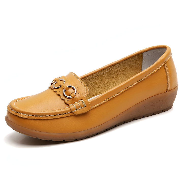 Mocassin en cuir jaune moutarde pour femme avec ornement décoratif. Chaussure confortable et élégante, idéale pour un usage quotidien. Style décontracté et raffiné., 45286797541557,45286797574325,45286797607093,45286797639861,45286797672629,45286797705397,45286797738165,45286797770933,45286797803701,45286797836469,45286797869237,45286797902005,45286797934773,45286797967541,45286798000309,45286798033077,45286798065845,45286798098613,45286798131381,45286798164149,45286798196917,45286798229685,4528679