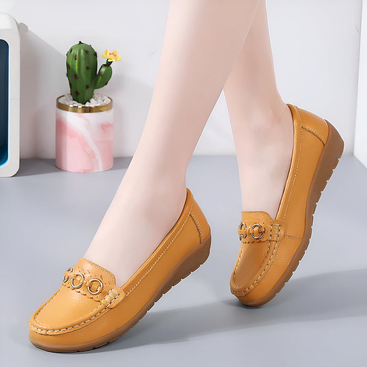Mocassins en cuir jaune moutarde pour femmes, avec ornements circulaires et coutures décoratives. Idéals pour un look décontracté et élégant. Confortables et tendance, ces chaussures sont un ajout parfait à toute garde-robe., 45286797541557,45286797574325,45286797607093,45286797639861,45286797672629,45286797705397,45286797738165,45286797770933,45286797803701,45286797836469,45286797869237,45286797902005,45286797934773,45286797967541,45286798000309,45286798033077,45286798065845,45286798098613,4528679