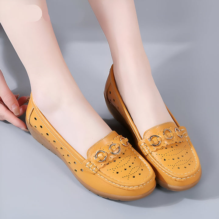 Mocassins en cuir jaune ocre pour femmes, ornements métalliques, détails perforés. Chaussures confortables et élégantes, parfaites pour le quotidien. Mode féminine, chaussures de printemps/été., 45286797541557,45286797574325,45286797607093,45286797639861,45286797672629,45286797705397,45286797738165,45286797770933,45286797803701,45286797836469,45286797869237,45286797902005,45286797934773,45286797967541,45286798000309,45286798033077,45286798065845,45286798098613,45286798131381,45286798164149,4528679