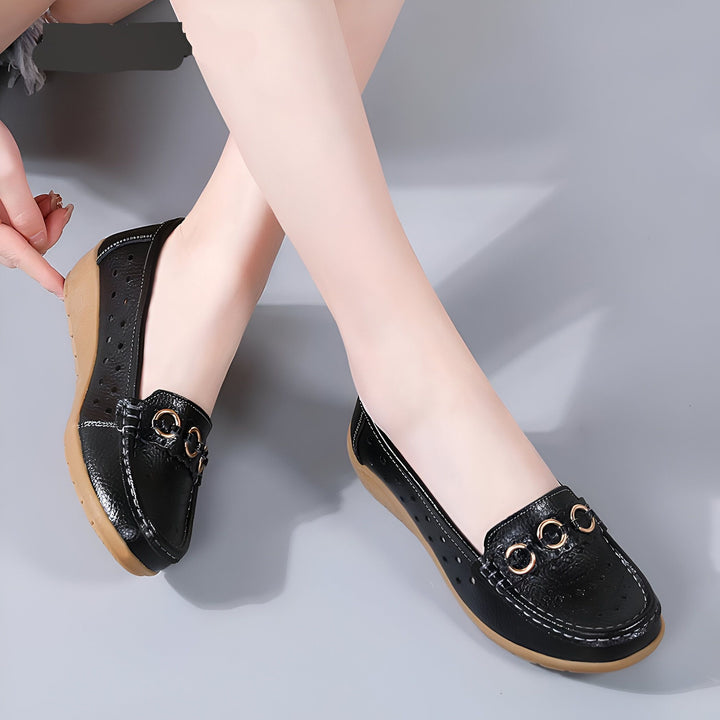 Chaussures mocassins en cuir noir pour femme, avec semelles compensées et décorations dorées. Style décontracté et confortable, parfait pour le quotidien. Détails perforés pour une meilleure aération. Mode féminine., 45286797541557,45286797574325,45286797607093,45286797639861,45286797672629,45286797705397,45286797738165,45286797770933,45286797803701,45286797836469,45286797869237,45286797902005,45286797934773,45286797967541,45286798000309,45286798033077,45286798065845,45286798098613,45286798131381