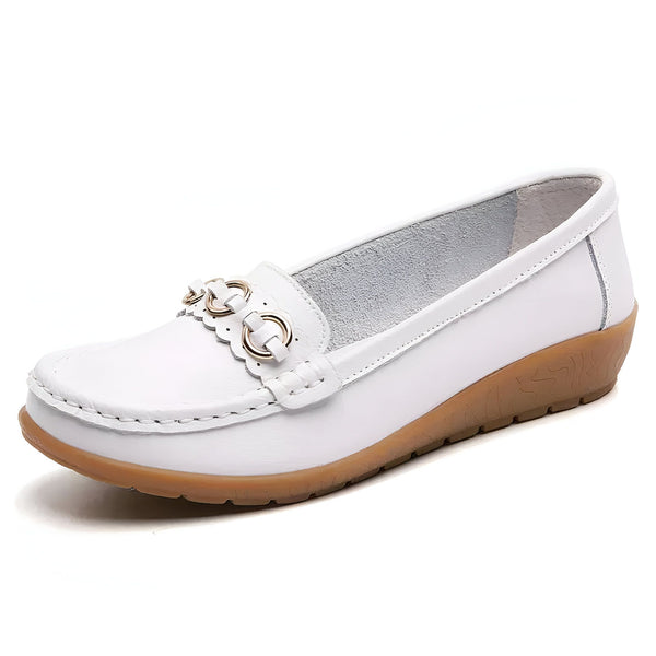 Mocassin blanc en cuir pour femme avec ornement doré. Chaussure confortable et élégante, idéale pour un look décontracté ou professionnel. Semelle plate marron., 45286797541557,45286797574325,45286797607093,45286797639861,45286797672629,45286797705397,45286797738165,45286797770933,45286797803701,45286797836469,45286797869237,45286797902005,45286797934773,45286797967541,45286798000309,45286798033077,45286798065845,45286798098613,45286798131381,45286798164149,45286798196917,45286798229685,452867982624