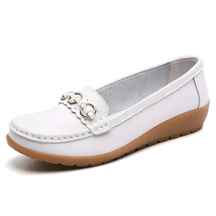 Mocassin blanc en cuir pour femme avec ornement doré. Chaussure confortable et élégante, idéale pour un look décontracté ou professionnel. Semelle plate marron., 45286797541557,45286797574325,45286797607093,45286797639861,45286797672629,45286797705397,45286797738165,45286797770933,45286797803701,45286797836469,45286797869237,45286797902005,45286797934773,45286797967541,45286798000309,45286798033077,45286798065845,45286798098613,45286798131381,45286798164149,45286798196917,45286798229685,452867982624