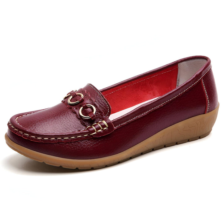 Mocassin bordeaux en cuir pour femme, avec détails dorés et semelle compensée marron clair. Style classique et confortable, idéal pour une tenue décontractée ou professionnelle., 45286797541557,45286797574325,45286797607093,45286797639861,45286797672629,45286797705397,45286797738165,45286797770933,45286797803701,45286797836469,45286797869237,45286797902005,45286797934773,45286797967541,45286798000309,45286798033077,45286798065845,45286798098613,45286798131381,45286798164149,45286798196917,4528679822