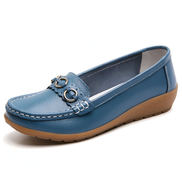 Mocassin femme en cuir bleu avec semelle compensée marron. Chaussure plate décontractée ornée de détails décoratifs ronds. Idéale pour le quotidien, confortable et élégante., 45286797541557,45286797574325,45286797607093,45286797639861,45286797672629,45286797705397,45286797738165,45286797770933,45286797803701,45286797836469,45286797869237,45286797902005,45286797934773,45286797967541,45286798000309,45286798033077,45286798065845,45286798098613,45286798131381,45286798164149,45286798196917,45286798229