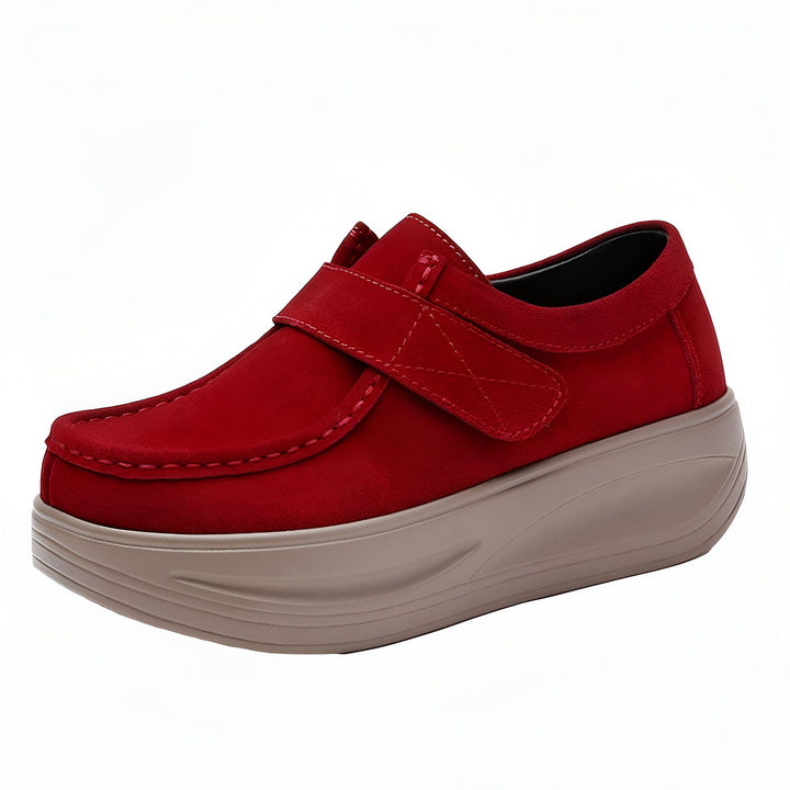 Mocassin femme rouge en daim avec semelle compensée beige. Chaussure confortable avec bride velcro, idéale pour un look décontracté et élégant., 45286793707701,45286793740469,45286793773237,45286793806005,45286793838773,45286793871541,45286793904309,45286793937077,45286793969845,45286794002613,45286794035381,45286794068149,45286794100917,45286794133685,45286794166453,45286794199221,45286794231989,45286794264757,45286794297525,45286794330293,45286794363061,45286794395829,45286794428597,45286794461365