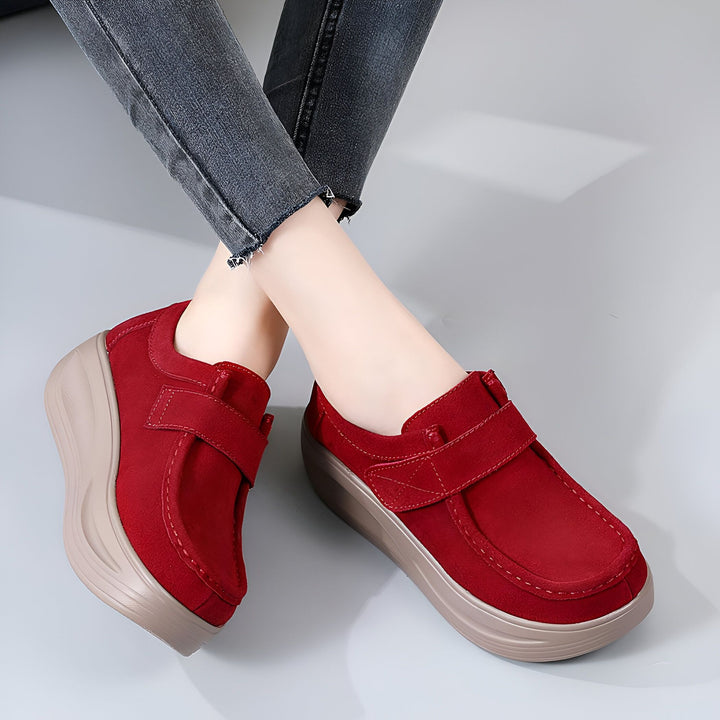 Gros plan de chaussures confortables rouges à plateforme beige, portées par une personne en jean gris. Chaussures en daim avec bande velcro. Idéal pour le confort et le style., 45286793707701,45286793740469,45286793773237,45286793806005,45286793838773,45286793871541,45286793904309,45286793937077,45286793969845,45286794002613,45286794035381,45286794068149,45286794100917,45286794133685,45286794166453,45286794199221,45286794231989,45286794264757,45286794297525,45286794330293,45286794363061,45286794395829,